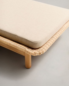 Amplia cama de día de ratán y teca con cojines de crema de felpa Asientos cómodos y elegantes para uso en exteriores, junto a la piscina o la playa - Product Image 5