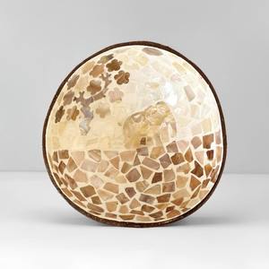 Cuencos de concha de coco con incrustaciones de perlas de nácar, diseño único, para decoración de cocina. - Product Image 1