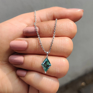 Collier pendentif de luxe en diamant vert taille cerf-volant pour femme, en argent sterling 925, avec breloque géométrique en moissanite - Product Image 1