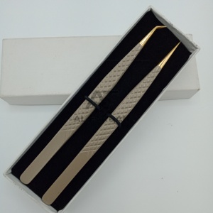 Pince à épiler pour extensions de cils en acier inoxydable durable, à pointe dorée, fine et droite, à 45 degrés, pour isolation - Product Image 1