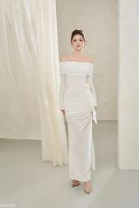 Robe longue à épaules dénudées avec une taille à volants et une délicate touche florale sur le côté, idéale pour les fêtes et les escapades à la plage - Product Image 3