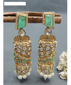 Boucles d'oreilles Festival Ready Kundan Jhumka avec touche dorée conçues pour les tenues de fête traditionnelles d'Inde - Product Image 4