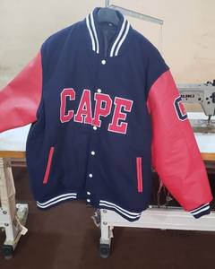 Vente en gros de veste de pull d'université pour hommes, maillot de football universitaire en cuir personnalisé, logo avant, imperméable et écologique - Product Image 5