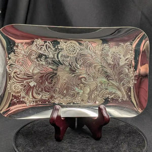Plateau de service rectangulaire artisanal en argent fini avec motif gravé détaillé, idéal pour les repas et les cadeaux - Product Image 1