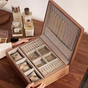 Elegante joyero de madera rectangular, organizador Premium para collar, pendientes, anillo y accesorios diarios hechos a mano de La India - Product Image 1