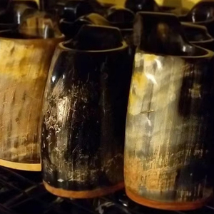 Corne à boire viking avec support en métal, écologique, artisanale, en corne d'animal, pour bière et vin à prix avantageux - Product Image 1