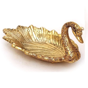 ถาดเสิร์ฟอาหารที่ออกแบบอย่างหรูหราและทันสมัยทำจากโลหะพร้อมเครื่องครัวรูปทรงเฉพาะถาดสำหรับใช้รับประทานอาหารมาใหม่ - Product Image 1