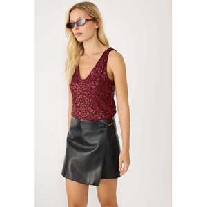 Blusa con Escote en V y Detalles de Lentejuelas Color Borgoña - Product Image 3