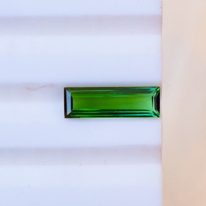 บาแกตต์ทัวร์มาลีนธรรมชาติสีเขียวตัดอัญมณีขัดเงา1.80กะรัต13.50x4.50มม. สำหรับเครื่องประดับตามสั่ง - Product Image 4