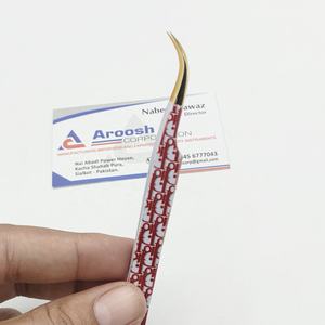 Pince à épiler de type courbe en J en acier inoxydable professionnel de haute qualité, papier d'extension de cils à pointe pointue, logo personnalisé doré enduit - Product Image 1