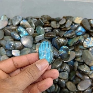 ลาบราดอไรต์ธรรมชาติทรงคาโบชอง ขัดเงา สีฟ้าอมเขียว ประกายคริสตัล สำหรับงานประดิษฐ์เครื่องประดับ ของสะสม และตกแต่ง - Product Image 3