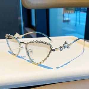 Gafas de sol de metal y cristal complementan la joyería atrevida y los accesorios de fiesta, ofreciendo un look refinado que nunca pasa de moda. - Product Image 1