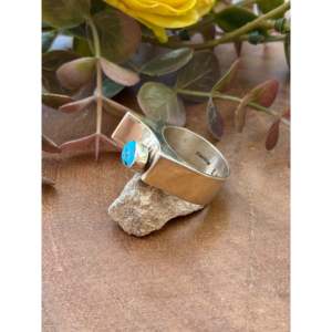 Anillo Navajo Hecho a Mano con Turquesa Kingman y Plata de Ley, Joyería Cultural Coleccionable, Talla 8.5 - Product Image 4