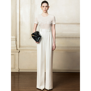 Descubra el top de punto Louisa con cuello redondo refinado y adorno único en el pecho para un conjunto elegante e intemporal - Product Image 3