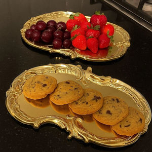 Elegante juego de 2 bandejas de metal dorado, ideales para servir bebidas, aperitivos, desayuno, almuerzo y entradas en el hogar, o en fiestas, procedentes de la India. - Product Image 1