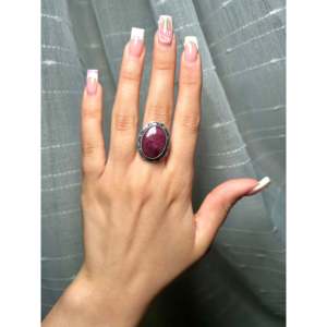 Anillo Boho Hecho por Artesanos Navajo con Turquesa Púrpura Espinosa y Patrón Geométrico en Plata de Ley, Talla 6, para Uso Diario - Product Image 5