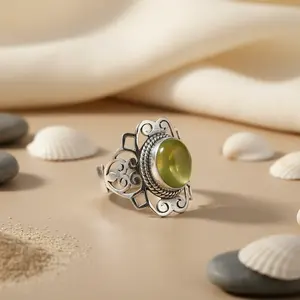 Anillo de Plata 925 con Gema Verde de Corte Ovalado, Moderno y Elegante para Mujer - Chapado en Oro y Rodio - Product Image 1