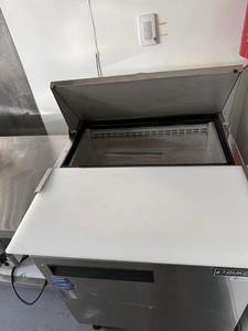 Food Truck Moderne d'Extérieur avec Alimentation Intégrée et Espace de Préparation pour Garantie - Product Image 2