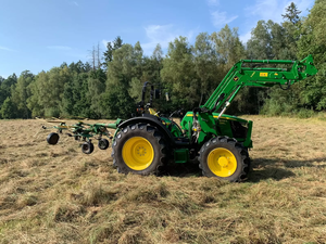 รถแทรกเตอร์จอห์นเดียร์ JD 5058E 58 แรงม้า ขับเคลื่อน 4 ล้อ รถแทรกเตอร์อเนกประสงค์ 60 แรงม้า พร้อมระบบ PowerReverser เครื่องยนต์ดีเซล สำหรับงานเกษตรกรรม พร้อมอุปกรณ์ตักดินด้านหน้า - Product Image 2