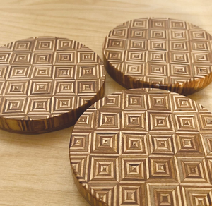 Posavasos de madera redondos con un intrincado patrón geométrico creado a través de marquetería o madera con incrustaciones de contraste. - Product Image 1