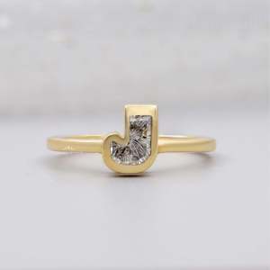 Anillo con Bisel de Diamantes Cultivados en Laboratorio con Diseño Inicial en Forma de J - Product Image 1