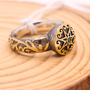 Vente en gros de bagues victoriennes pour femmes en argent sterling 925 faites à la main avec or jaune 18 carats et émeraude taillée pour les mariages et les fêtes - Product Image 2