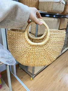 Elegante bolso de jacinto de agua hecho a mano de Vietnam, bolso de mano duradero ecológico, bolso de playa de paja para mujer, declaración de moda de verano - Product Image 2