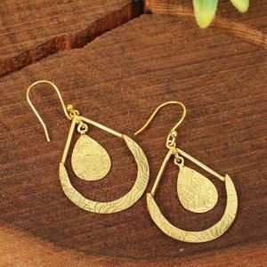 Boucles d'oreilles en plaqué or texturé faites à la main en gros - Product Image 3