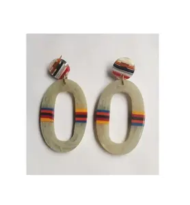 Boucles d'oreilles élégantes en résine multicolore avec accessoire de mode classique au design unique pour les anniversaires - Product Image 1