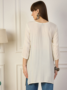 Kurti Corto para Mujer de Calidad de Exportación, Elegante Túnica de Viscosa y Rayón con Bordado de Hilo, Perfecto para Uso Diario, en Cantidad al por Mayor - Product Image 6