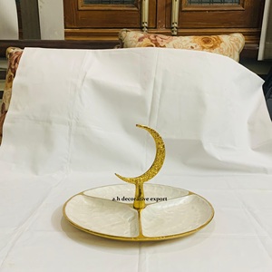 Plateau de service sectionnel décoratif en or et blanc, forme de lune, poignée en métal, plateau à collation élégant, centre de table pour table basse - Product Image 3
