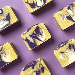 Savon Solide Artisanal Frais et Pur au Beurre de Karité, Anti-Acné, Éclaircissant et au Curcuma, Apaisant pour Cheveux et Corps - Product Image 1