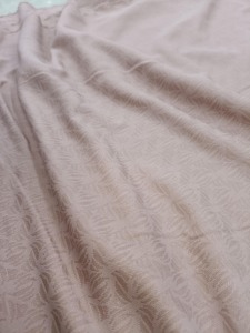 Tissu en tricot jacquard en polyester de qualité supérieure 180gsm à séchage rapide et antistatique pour les robes de t-shirts vêtements de nuit avec motif solide - Product Image 3