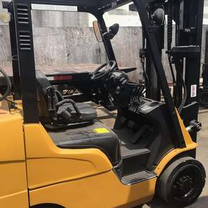Montacargas Usado CAT a Gasolina, 4x4, de Combustión Interna, con Mástil Elevador y Neumáticos Sólidos para Construcción - Product Image 3