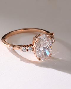 Bague de fiançailles Moissanite taille ovale 12x8mm | Solitaire avec pierres latérales | OEM de bijoux fins de mariage de mariée en or ou en argent - Product Image 4
