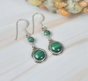 Malachite verte Boucles d'oreilles crochet en argent sterling 925 avec pierres précieuses Boucles d'oreilles élégantes Bijoux faits à la main Cadeau pour elle 2 boucles d'oreilles en pierre - Product Image 3