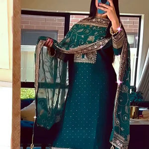 Ropa Exclusiva de India y Pakistán, Traje Salwar Kameez de Seda de Alta Calidad, Estilo Étnico Pakistaní con Mangas Largas y Dupatta - Product Image 1