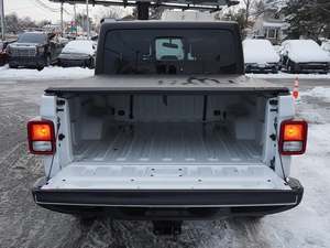 Jeep Gladiator Sport Crew Cab 4WD 2023, Color Oscuro Intenso, Usado, Volante a la Izquierda, Arranque Remoto, Asientos de Tela, Paquete de Equipamiento Popular - Product Image 4