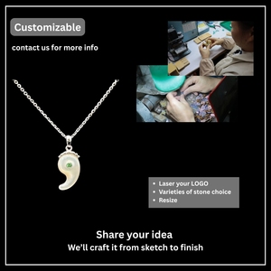 Pendentif Yin Magatama en argent 925 |   Nacre blanche naturelle et Tsavorite |   Bijoux personnalisés OEM |   Quantité minimum de commande : 1 pièce - Product Image 5