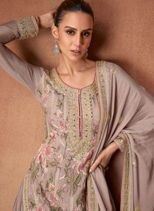 Elegante atuendo paquistaní Salwar Kameez de la mejor calidad para eventos con colores impresionantes y mano de obra fina - Product Image 4