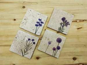 Ensemble de sous-verres en pierre naturelle travertin, motifs floraux avec support de présentation décoratif - Product Image 3