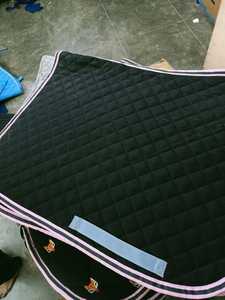 Tapis de selle élégant et respirant pour dressage de chevaux avec haut flétrissement, rembourrage matelassé doux et sangles de circonférence sûres pour une utilisation équestre - Product Image 4