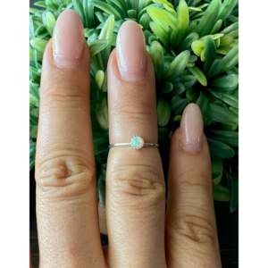Anillo de Plata de Ley Hecho a Mano por los Navajo, Obra de Arte Cultural Coleccionable con Ópalo Blanco, Talla 4.75 - Product Image 2