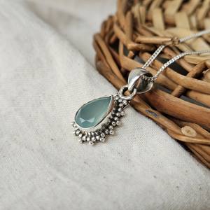 Pendentif élégant et stylé en calcédoine aqua facettée légère, en argent sterling 925, forme goutte - Bijou unisexe raffiné - Product Image 3