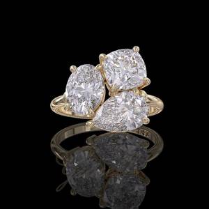 Bague de fiançailles 3 pierres certifiée IGI Toi Et Moi avec diamants de poire ovales et coussinés en laboratoire en or massif 14 carats pour elle - Product Image 4