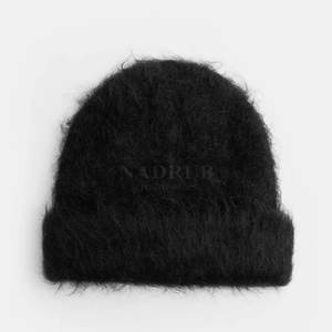 Bonnet Moderne en Fausse Fourrure avec Design Minimaliste Offre Spéciale Taille Adulte Bonnet Style Moelleux avec Surface en Fausse Fourrure - Product Image 1