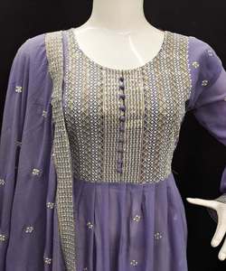 Ensemble de robe Anarkali : un classique ensemble trois pièces orné de pierres complexes, parfait pour les célébrations traditionnelles indiennes. - Product Image 2