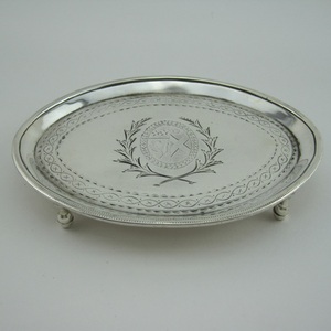 Bandeja de servicio de latón Bandeja de servicio vintage de latón dorado con un hermoso Borde de celosía Mesa decorativa para el hogar - Product Image 6