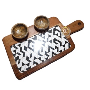 Plato de madera de acacia con tazones de salsa para patatas fritas y DIP para aperitivos de pizza y bandeja para servir queso con mango de madera - Product Image 1