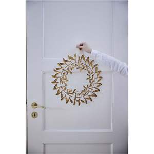 Guirlande en feuilles de métal dorées de style nordique, décoration murale minimaliste faite à la main, anneau de gui en laiton pour les fêtes et toute l'année - Product Image 1